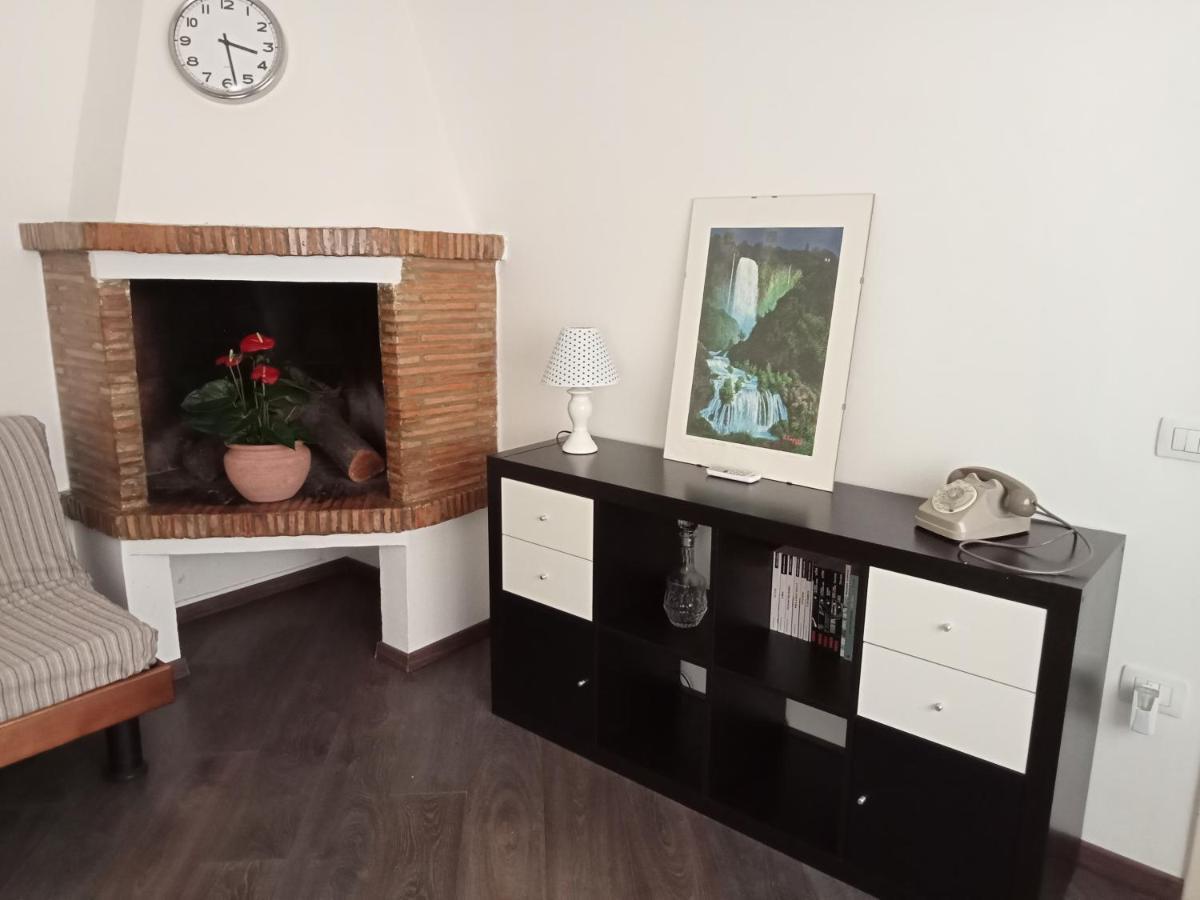 Casa Sofia - Appartamento Con Parcheggio Riservato 테르니 외부 사진